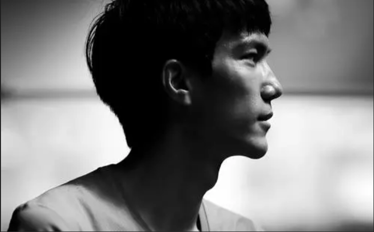 他是中國近30年來最優(yōu)秀的跳高選手，如今