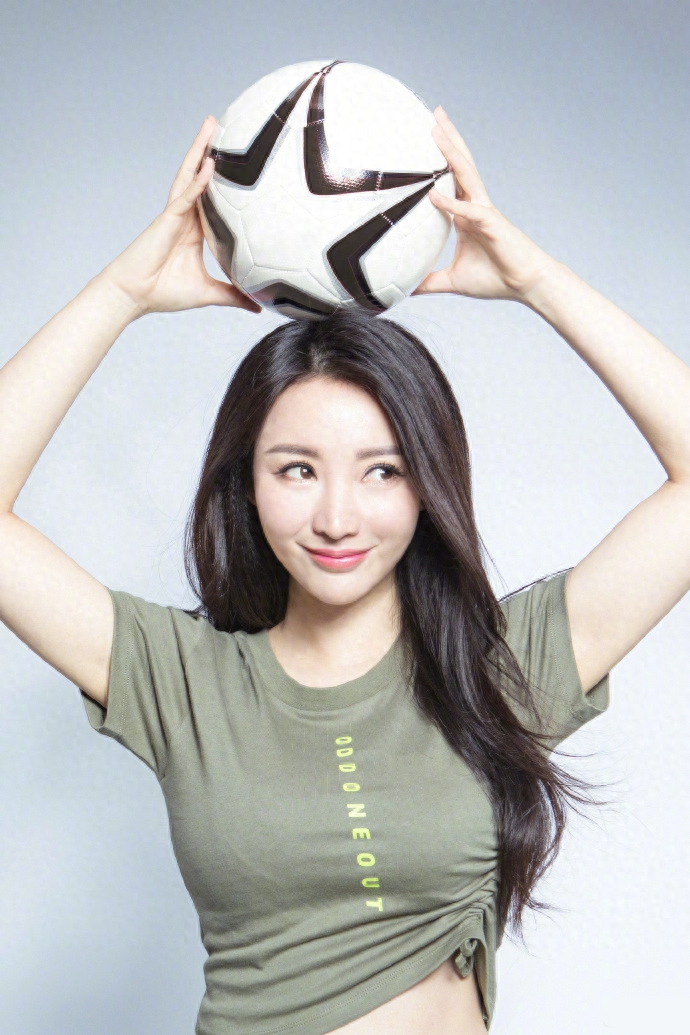 柳巖曬靚照關注世界杯 化身足球寶貝 青春可愛俏皮