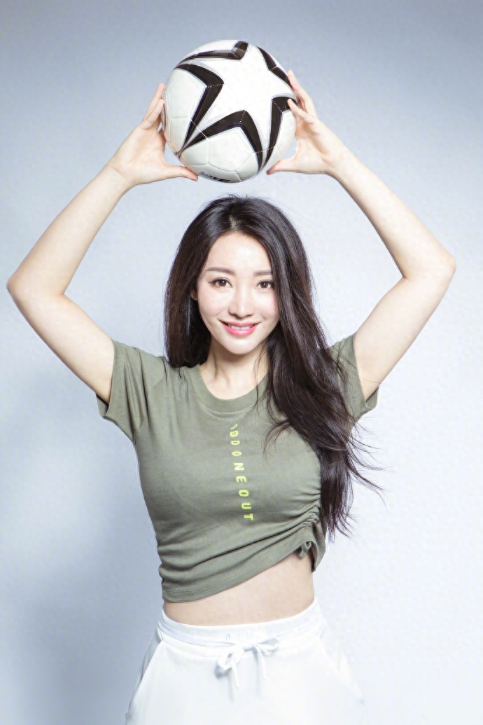 柳巖曬靚照關注世界杯 化身足球寶貝 青春可愛俏皮