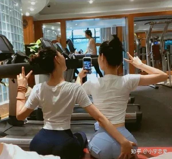 他被一美女拉進(jìn)健身房，免費(fèi)體驗(yàn)了一節(jié)私教