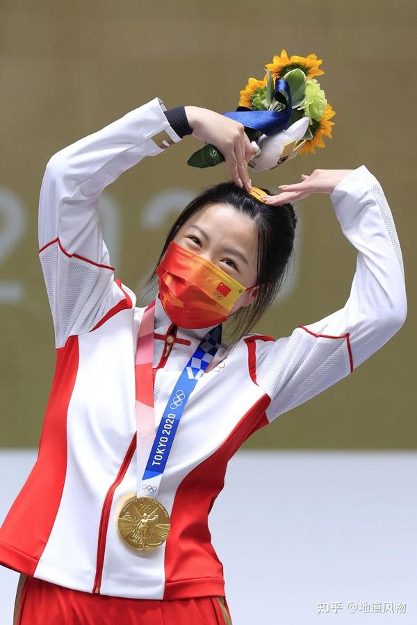 奧運(yùn)會(huì)籃球冠軍領(lǐng)獎(jiǎng)圖片_籃球奧運(yùn)會(huì)獎(jiǎng)牌_奧運(yùn)會(huì)籃球冠軍獎(jiǎng)杯