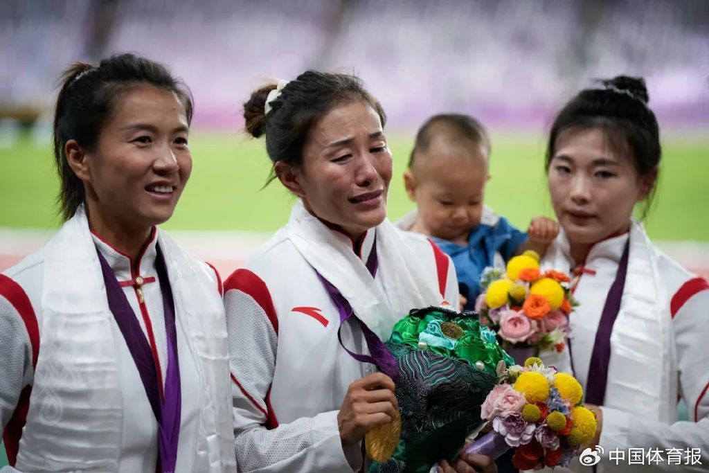 三朵“競(jìng)走金花”戴上奧運(yùn)金牌切陽(yáng)什姐淚流