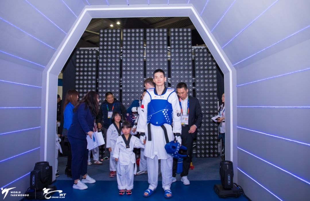 中國(guó)男子跆拳道亞錦賽冠軍陳靈龍身披五星紅