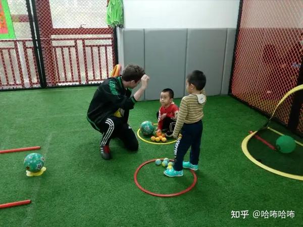 在幼兒園開展足球？不行，那么小就踢足球