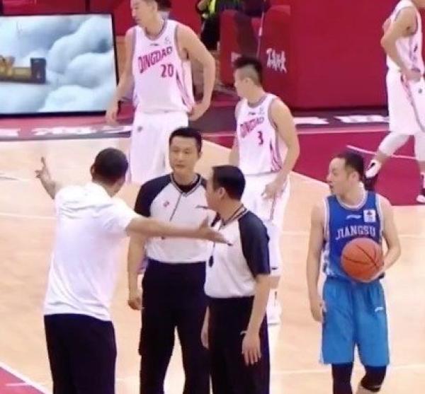 籃球中腳球是什么意思_籃球規(guī)則中驅腳_籃球中腳踢球犯規(guī)嗎